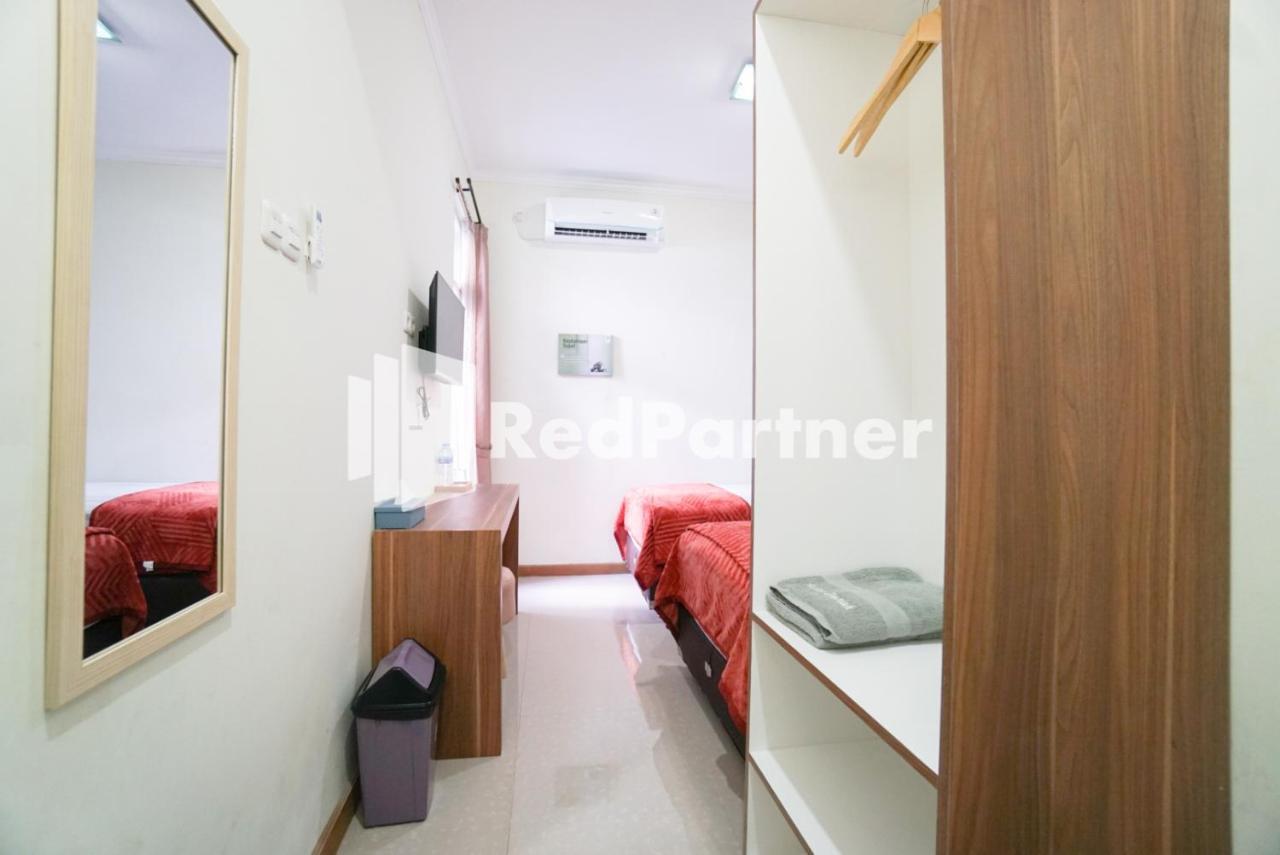 Fazza Syariah Mitra Reddoorz Hotel Jakarta Exterior photo